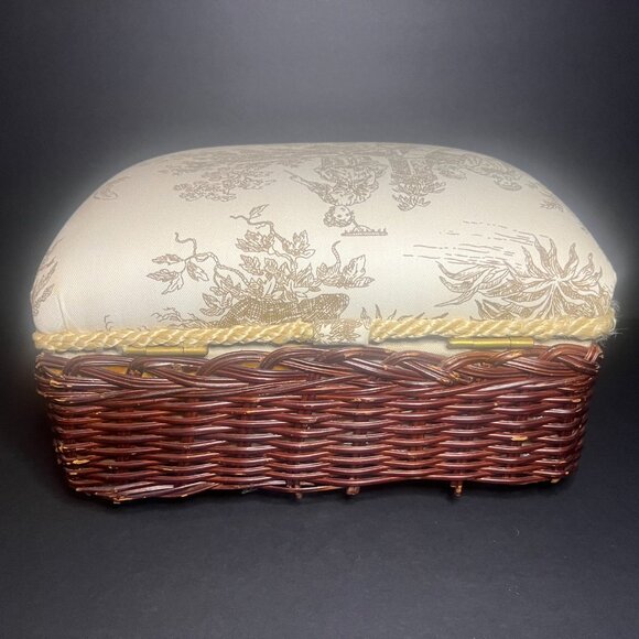 Vintage Woven Wicker & Fabric French Country Scene Trinket Storage Box w/ Tassel - Picture 5 of 10